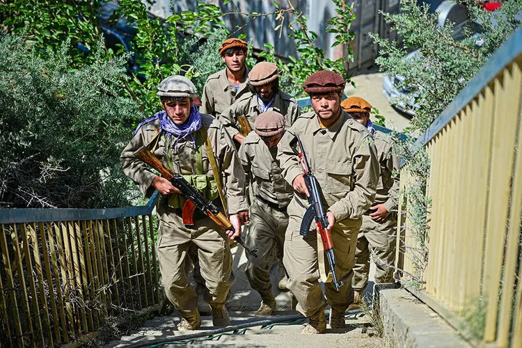 Forças do ex-governo afegão formam movimento de resistência em um vale fortificado e estão se preparando para um "conflito de longo prazo ", mas também estão tentando negociar com o Talibã (Ahmad SAHEL ARMAN/AFP)