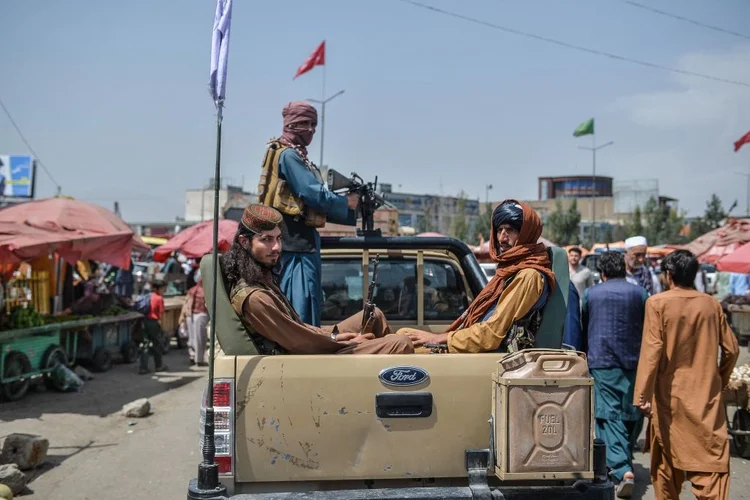 Combatentes do Talibã em 17 de agosto de 2021, depois que o Talibã assumiu o controle da capital e derrubou o governo do Afeganistão (HOSHANG HASHIMI/AFP/Getty Images)