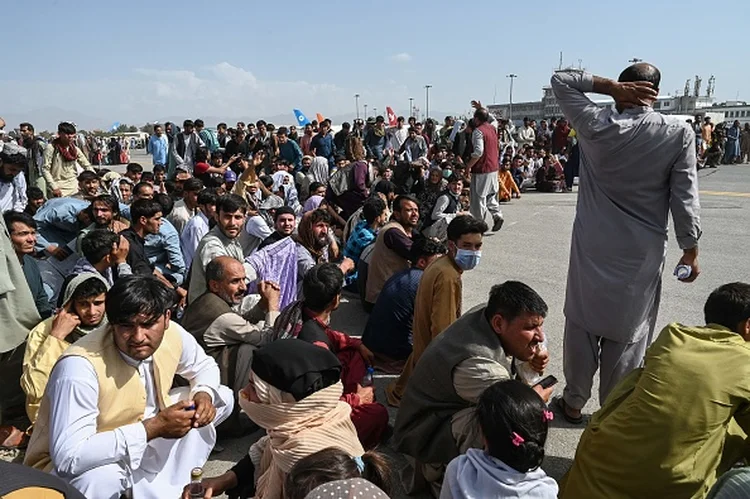 Centenas de pessoas esperam esperam voos no aeroporto de Cabul para poder sair do Afeganistão (WAKIL KOHSAR/AFP via Getty Images/Getty Images)