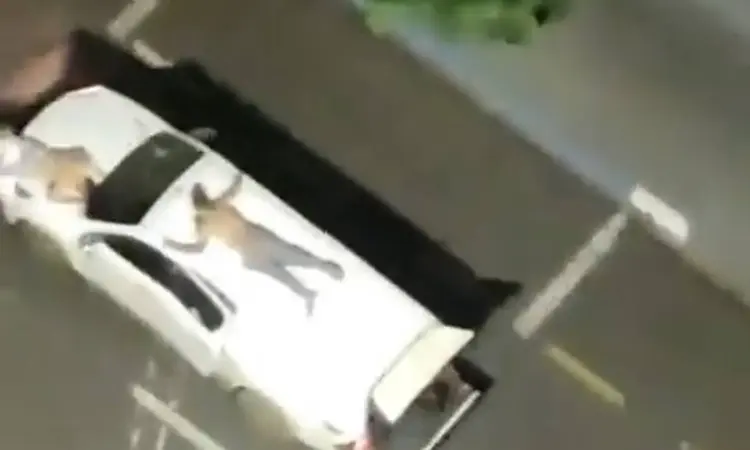 Reféns são colocados em cima de carros durante ataque a bancos em Araçatuba, SP (TV Record/Reprodução)