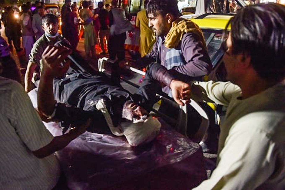 Equipes médicas socorrem vítimas de atentado em Cabul, no Afeganistão (WAKIL KOHSAR/AFP via Getty Images)/Getty Images)
