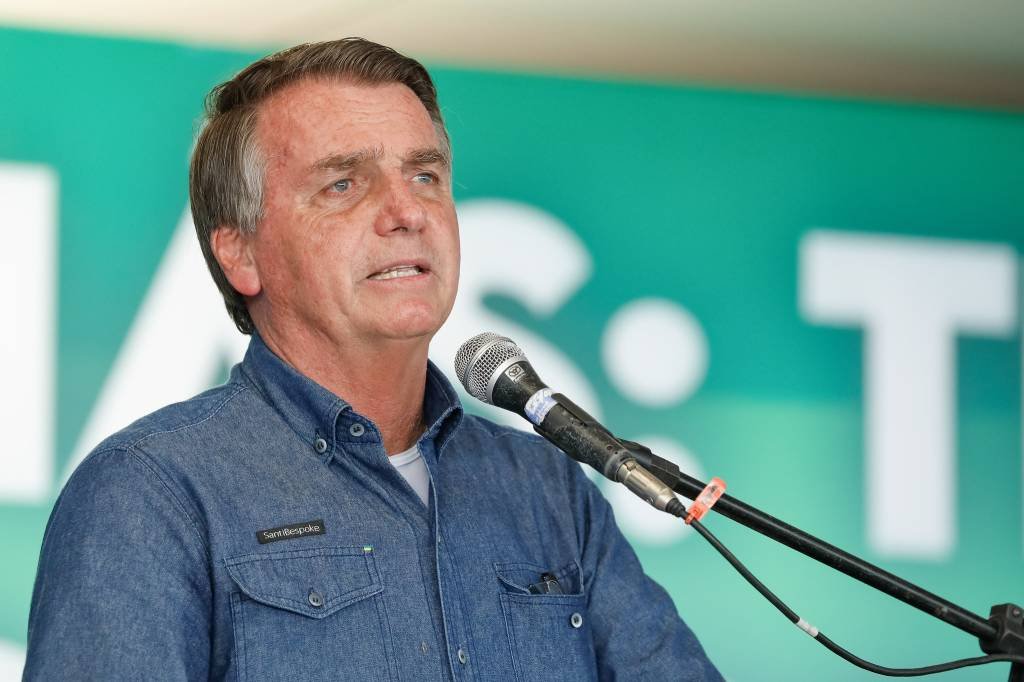 Bolsonaro diz que governo irá trabalhar preço dos combustíveis