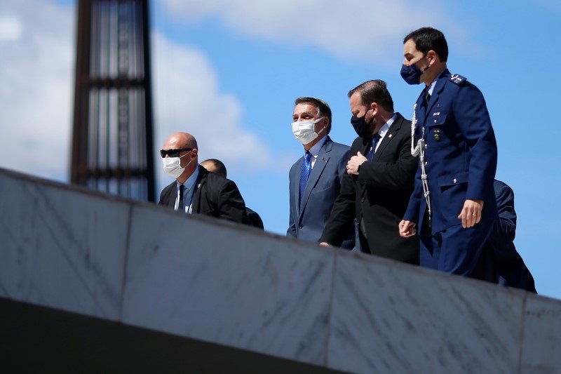 Bolsonaro assiste desfile militar em dia de PEC do voto impresso
