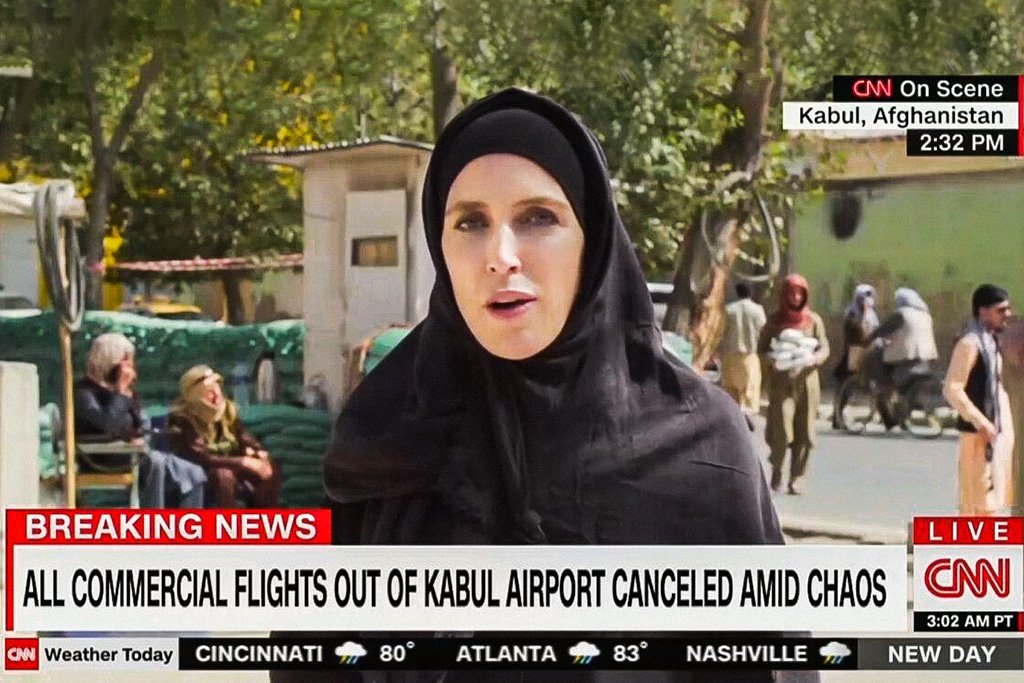 Clarissa Ward em cobertura em Cabul: a jornalista começou a carreira pouco após o 11 de setembro (CNN/Reprodução)