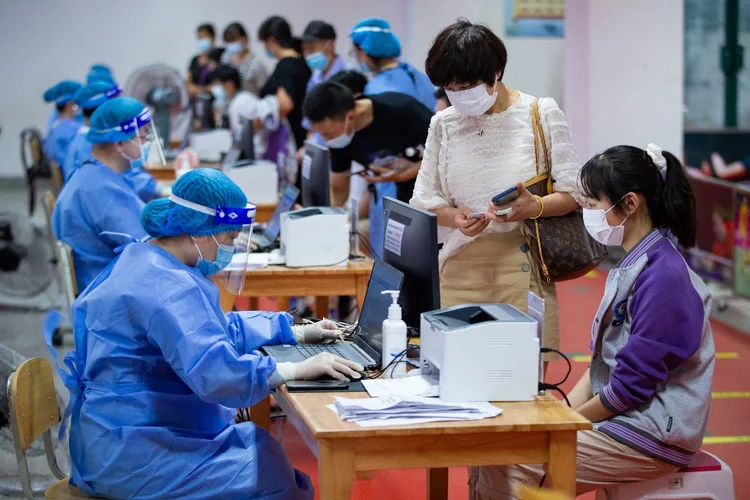China: surto de covid, localizado no aeroporto de Nankin, se propagou para metade das províncias do país (STR/AFP)