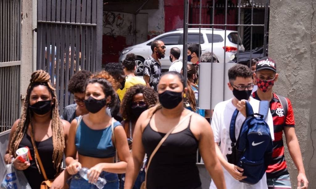 Lei que desobriga uso da máscara no Rio ainda não está valendo; entenda