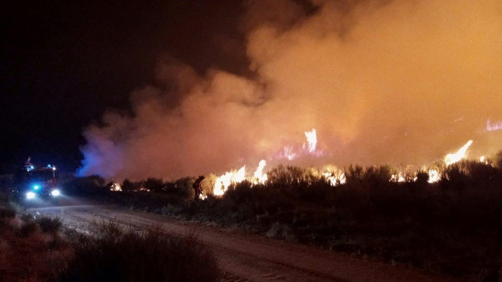 Membros da Unidade Militar de Emergência Espanhola (UME) tentam apagar um incêndio florestal perto de Navalacruz no sábado, 14 (AFP/AFP)