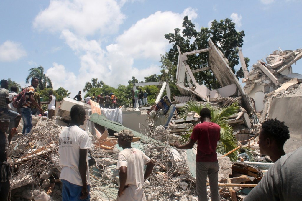 Os escombros do hotel Le Manguier, que desabou após o terremoto: tragédia atinge sobretudo o sudoeste do Haiti (AFP/AFP)