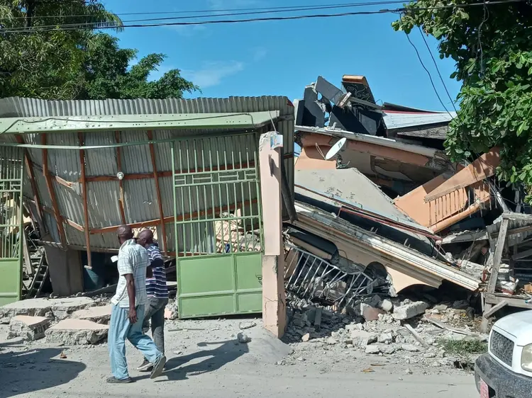 Haiti: Habitantes da cidade haitiana de Les Cayes procuram sobreviventes nos escombros, em 14 de agosto de 2021
 (AFP/AFP)