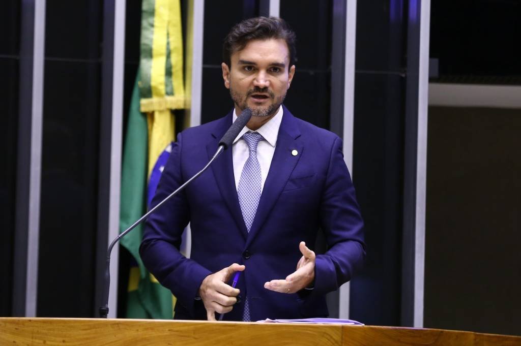 Lula confirma deputado Celso Sabino como ministro do Turismo