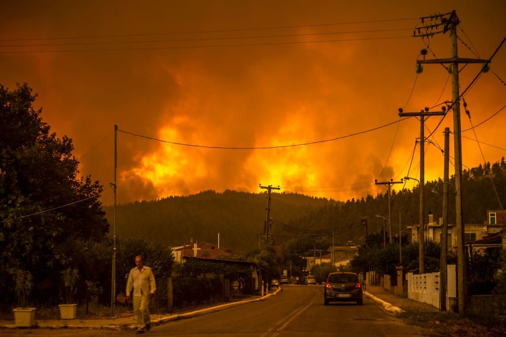 Pior verão em 30 anos na Grécia: incêndios fazem 2 mil pessoas fugirem