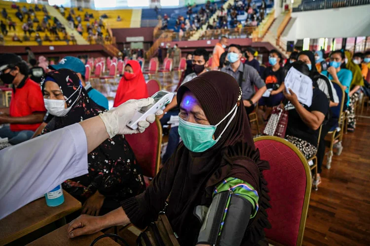 Indonésia ultrapassa marco sombrio de 100 mil mortes de Covid-19
 (Dimas Ardian/Bloomberg/Getty Images)