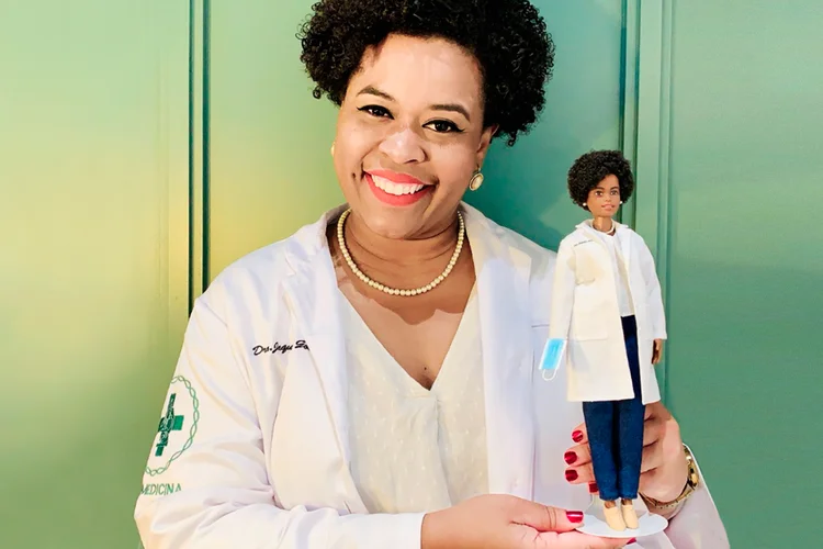 Jaqueline Góes de Jesus, cientista brasileira que integra equipe responsável pelo primeiro sequenciamento do genoma do coronavírus na América Latina, com sua Barbie (Jaqueline Góes de Jesus/Divulgação)
