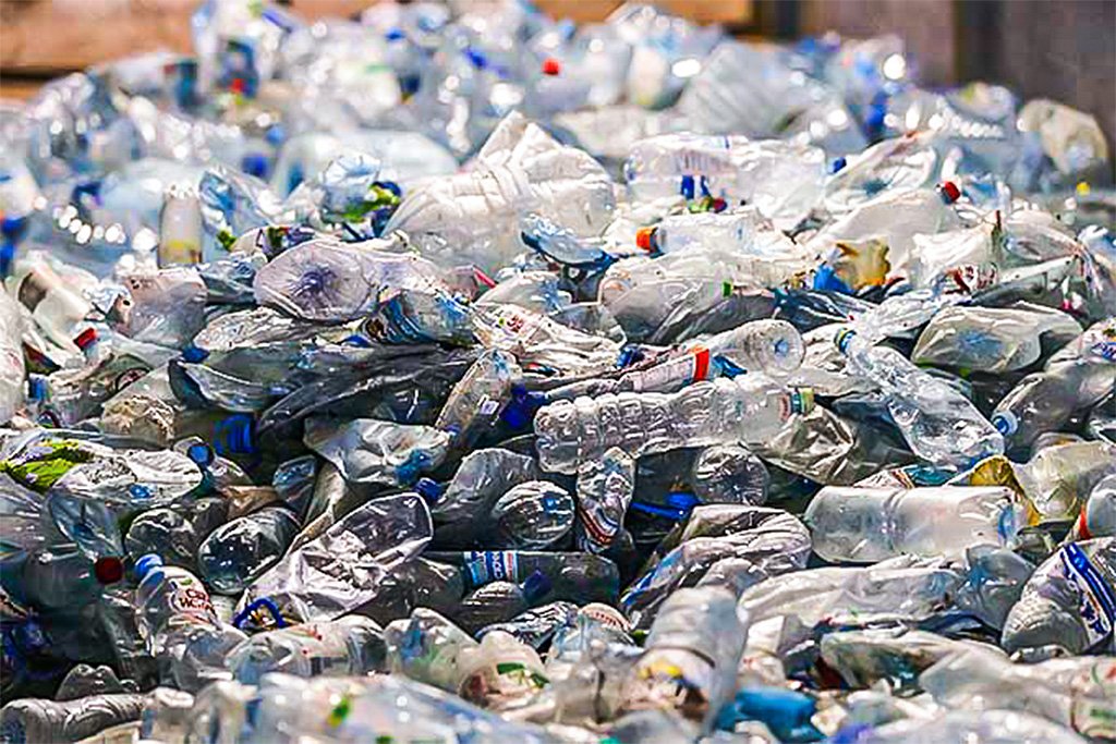 Recilagem de plástico: é necessário que países iniciem negociações para criação de uma estratégia global, segundo diretor da PNUMA. (Yegor Aleyev/Getty Images)