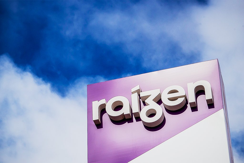 Totem com o logo da Raízen, uma joint venture da Cosan com a Shell | Foto: Divulgação (Divulgação/Raízen)