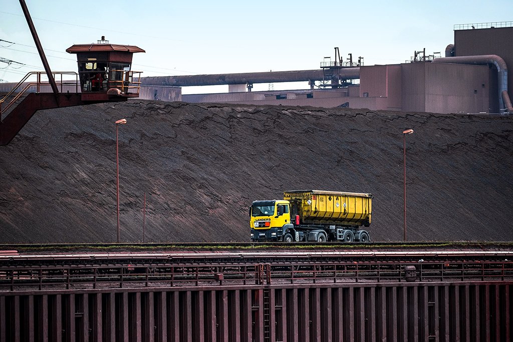 Carregamento de minério de ferro em Duisburg, na Alemanha: preço da commodity sustenta as cotações de mineradoras como a Vale (Krisztian Bocsi/Bloomberg)