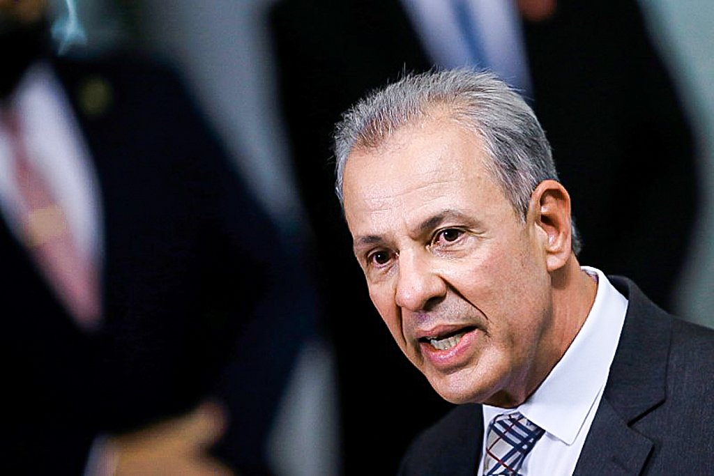 Ministro alerta para desabastecimento de combustíveis e defende Petrobras