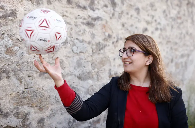 Fanoos Basir, de 25 anos, ex-jogadora da seleção feminina de futebol do Afeganistão, em centro de recepção de refugiados em Piriac-Sur-Mer, na França
30/08/2021 (Stephane Mahe/Reuters)