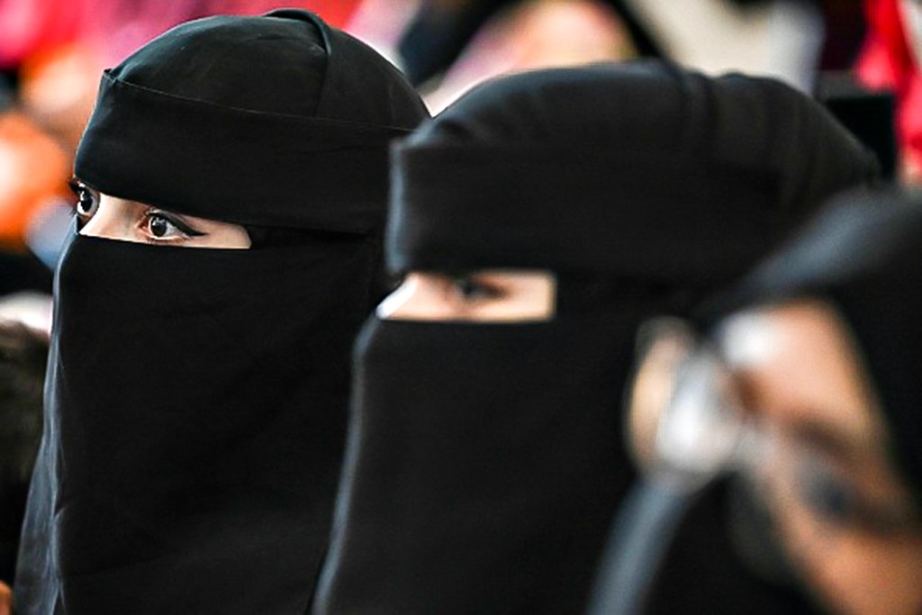 Talibã ordena que mulheres no Afeganistão cubram corpo da cabeça