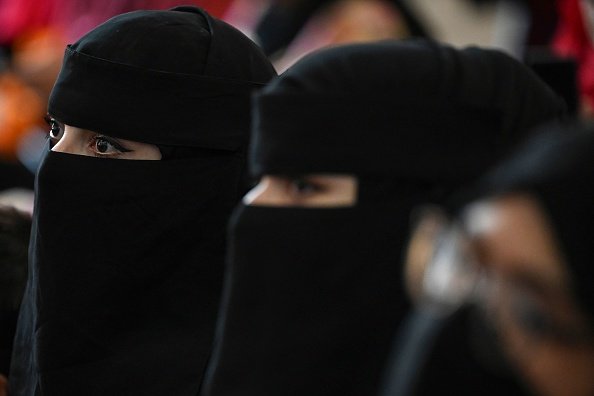 Algumas mulheres com passagens foram barradas no aeroporto de Cabul no sábado (SAJJAD HUSSAIN/AFP via Getty Images/Getty Images)