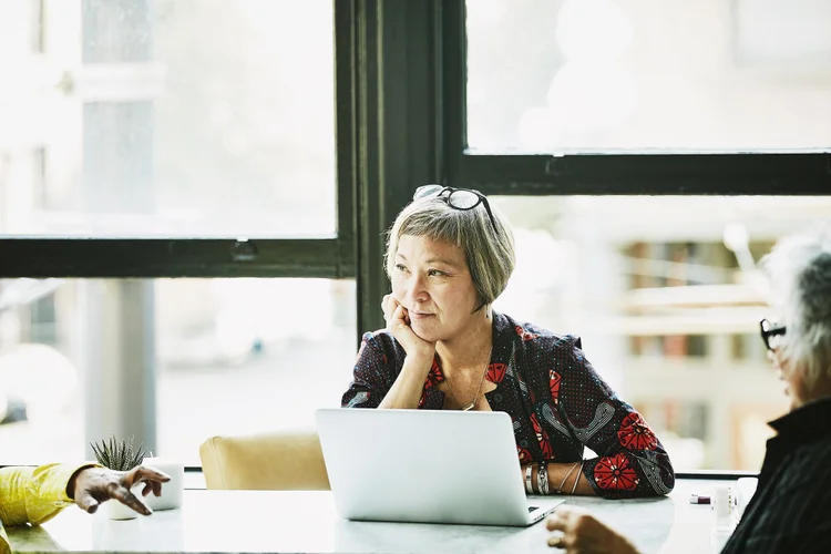 Mulheres no mercado de trabalho: quase metade das participantes já escutou comentários negativos sobre a própria idade no ambiente de trabalho (Thomas Barwick/Getty images)