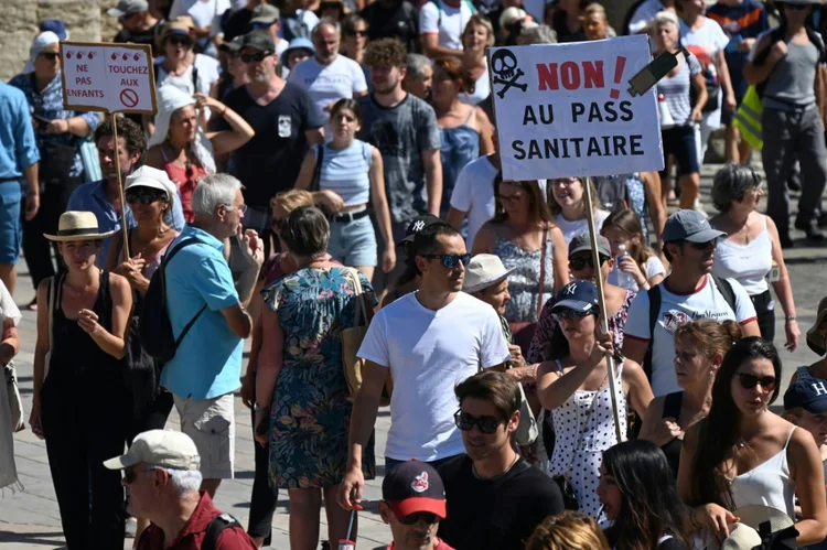 Manifestação contra o passaporte de saúde em Montpellier neste sábado, 28: vacinação emperrou na França com sentimento antivacina (AFP/AFP)