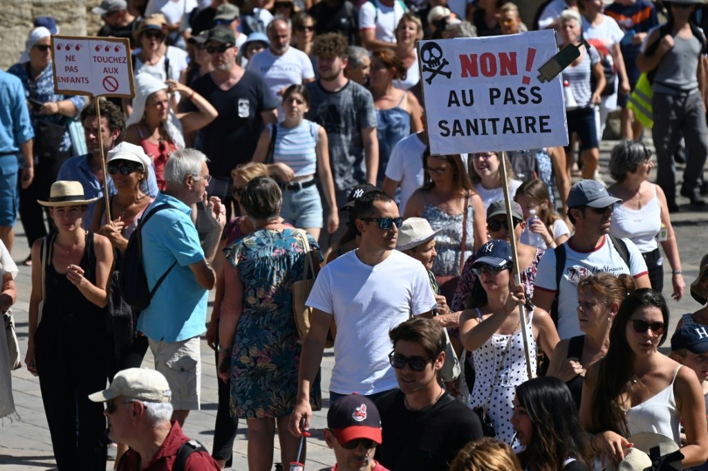 Manifestação contra o passaporte de saúde em Montpellier neste sábado, 28: vacinação emperrou na França com sentimento antivacina (AFP/AFP)