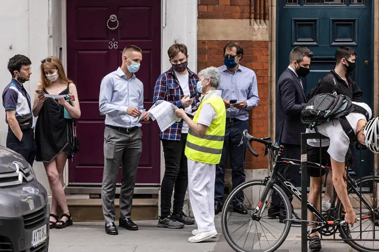 Fila para vacinação em Londres: Reino Unido deve começar programa para terceira dose da vacina contra covid-19 (Dan Kitwood/Getty Images)