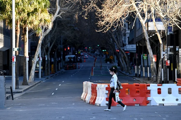 Ruas amanhecem vazias neste sábado, 14, em Sdyney, na Austrália, no pior dia da pandemia (SAEED KHAN/AFP via Getty Images/Getty Images)