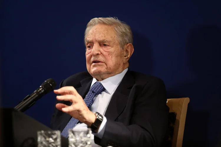 Fundo de George Soros confirma negociações com bitcoin e CIO diz que enxergar grande potencial em aplicações de DeFi (Simon Dawson/Bloomberg/Getty Images)