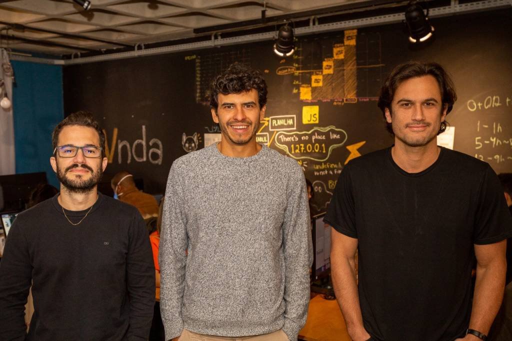 Rafael Souza, Denis Osório e Gustavo Reis (a partir da esquerda), sócios da startup Vnda, que opera uma plataforma de tecnologia que integra o varejo físico com canais digitais (Vnda/Divulgação)