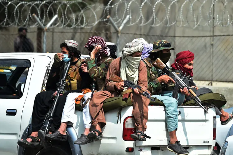 Talibã: Reino Unido manda enviado conversar com grupo que tomou poder no Afeganistão há 50 dias (WAKIL KOHSAR/AFP/Getty Images)