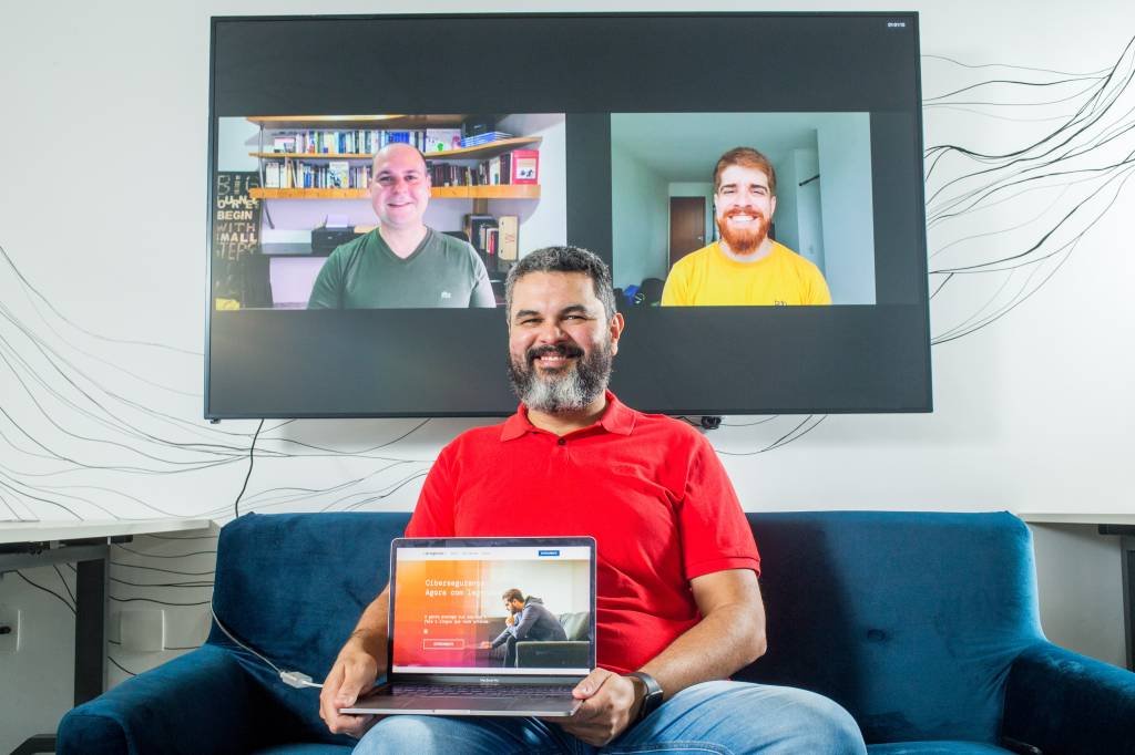 Tiago Assumpção, Josemando Sobral e Patrick Costa, da Unxpose: startup lança teste para ajudar outras empresas a entender onde estão suas vulnerabilidades digitais (Tiago Queiroz/Divulgação)
