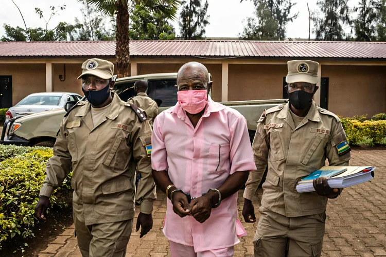 Paul Rusesabagina (centro) no tribunal de Kigali, Ruanda, em 2 de outubro de 2020 (Reprodução/AFP)