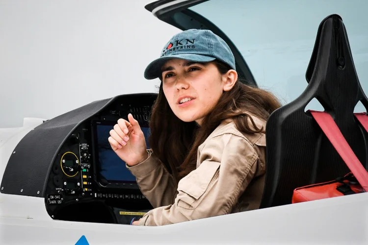 Zara Rutherford em seu avião, em 18 de agosto de 2021 (Dave CLARK/AFP)
