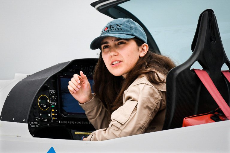 Piloto mais jovem do país, menina de 9 anos quer ser exemplo para mulheres  - 15/11/2020 - UOL Universa