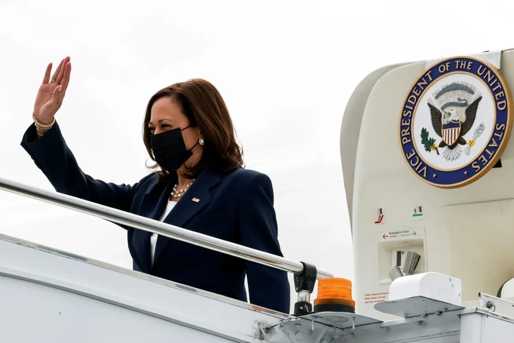 Kamala Harris, vice-presidente dos Estados Unidos: criticada por incluir o Vietnã, um país comunista, na viagem enquanto as tropas americanas tentam retirar pessoas do aeroporto de Cabul (AFP/AFP Photo)