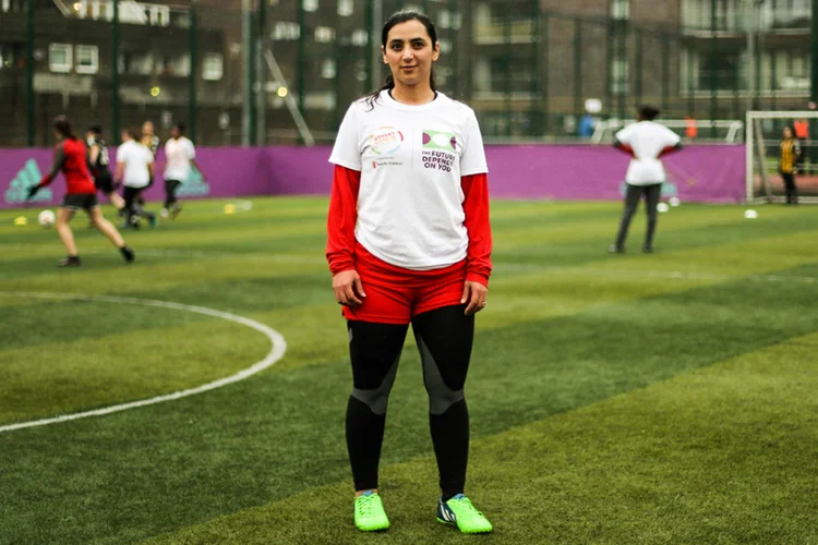A ex-capitã da seleção feminina de futebol do Afeganistão, Khalida Popal. (CAMILLE BAS-WOHLERT/AFP)