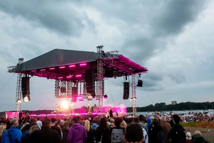 Festival de música em Riga, Letônia, em 14 de agosto de 2021 (Reprodução/AFP)