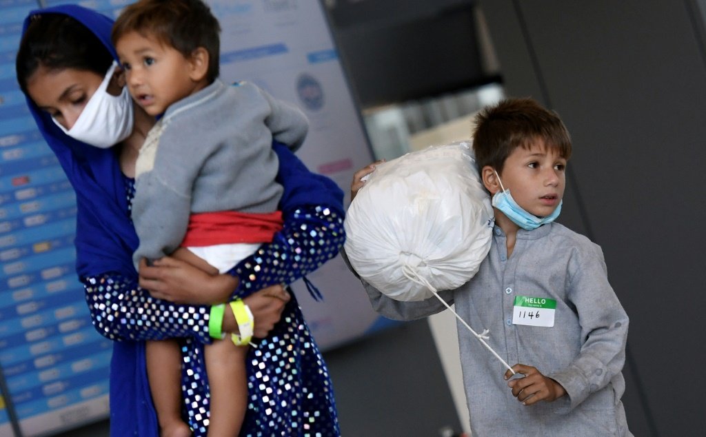 Refugiados afegãos chegam ao aeroporto Dulles de Washington, nos EUA

 (AFP/AFP)