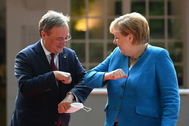 Armin Laschet, candidato da União Democrata Cristã (CDU), com a chanceler Angela Merkel, em Düsseldorf. (ISABELLE LE PAGE/AFP)