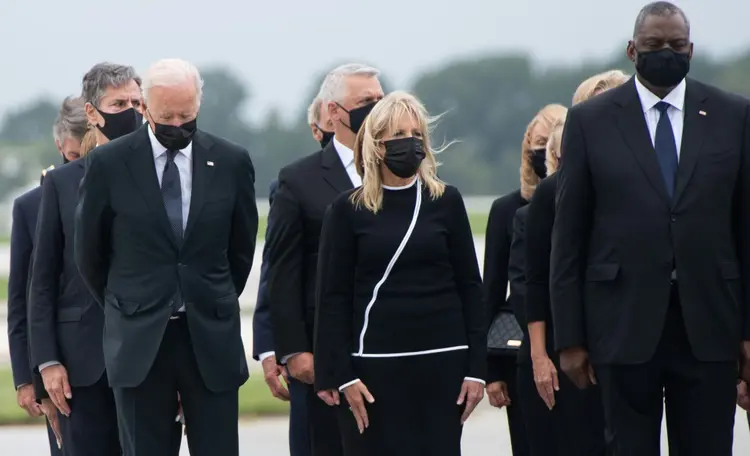 O presidente Joe Biden, a primeira-dama Jill Biden, o secretário de Defesa Lloyd Austin e outros altos funcionários aguardam os caixões com os restos mortais dos 13 soldados americanos mortos no Afeganistão. (AFP/AFP)