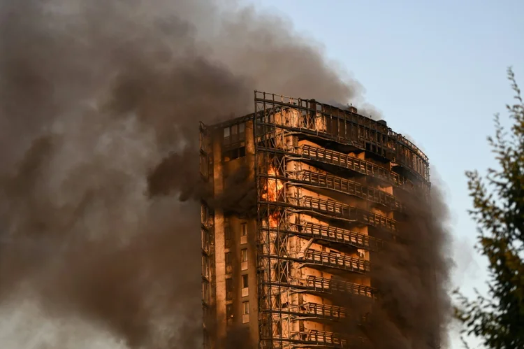 Labaredas queimam um edifício residencial de 20 andares em Milão, norte da Itália. (AFP/AFP)