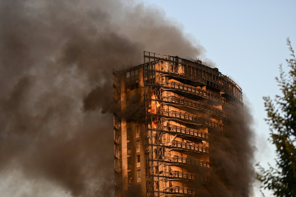 Prédio de 20 andares pega fogo em Milão, a princípio sem vítimas