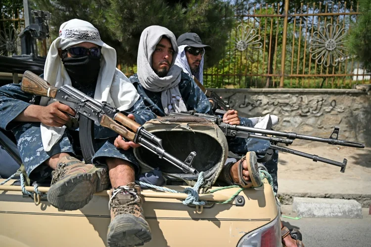 Membros do Talibã patrulham ruas de Cabul: explosões ocorreram na cidade nesta segunda-feira, 30, véspera da saída total das tropas americanas do Afeganistão (AFP/AFP Photo)