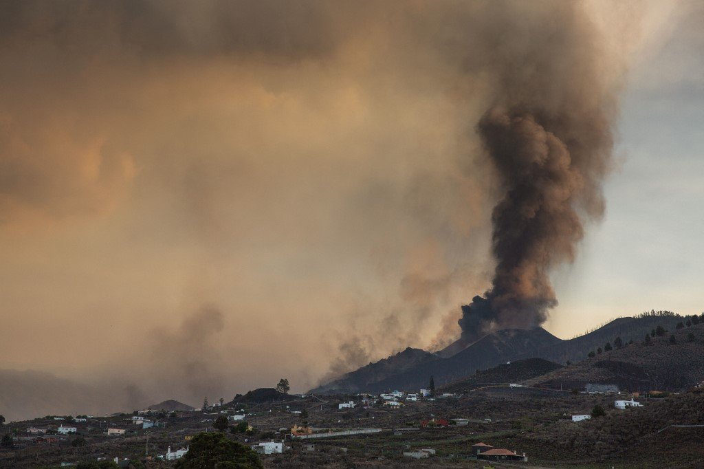 Aeroporto nas Ilhas Canárias é fechado por intensa erupção vulcânica