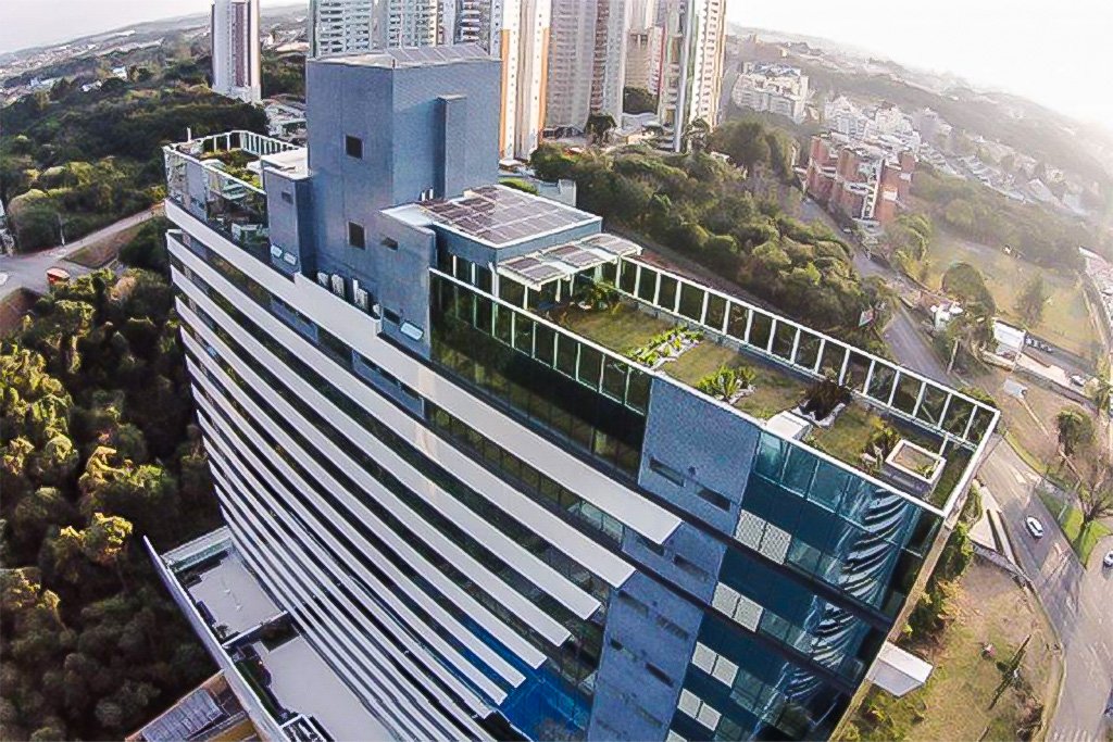 Em Curitiba, telhado verde torna edifício autossuficiente em água