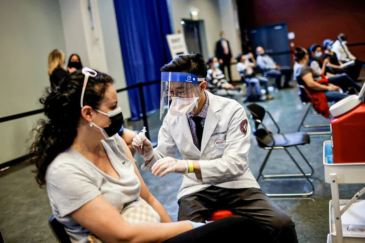 Mulher recebe dose da J&J em Chicago (Carlos Barria/Reuters)