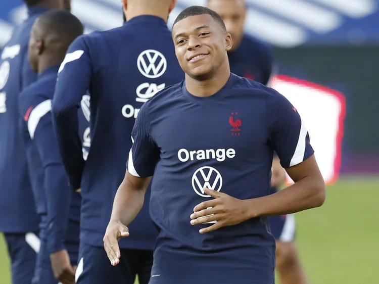 Atacante Kylian Mbappé duante treino da seleção francesa. (Gonzalo Fuentes/Reuters)