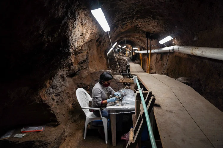 Artefatos encontrados em túnel debaixo de pirâmide em San Juan Teotihuacán, no México (Toya Sarno Jordan/Reuters)